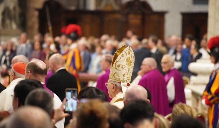 Desde Roma, cardenal colombiano Luis José Rueda pide oración por el Cónclave