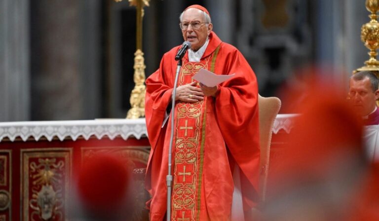 Vaticano: Cardenal Re pide un Papa que despierte las conciencias y revitalice fuerzas morales y espirituales de la sociedad