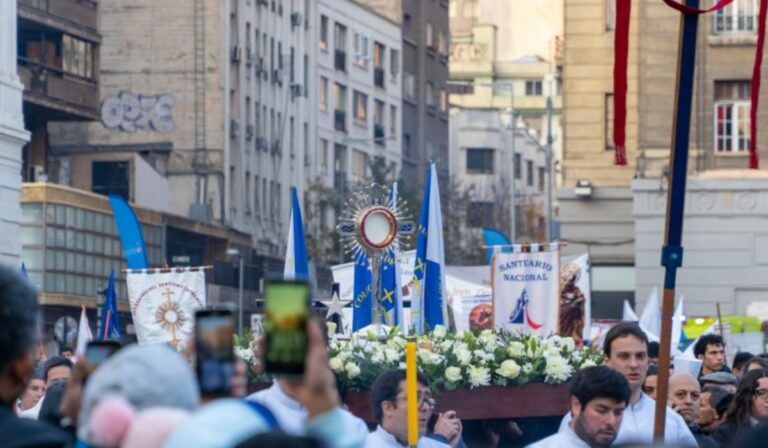 “Tenemos hambre de justicia, de fraternidad, de más amor”, Cardenal Chomalí en la solemnidad de Corpus Christi