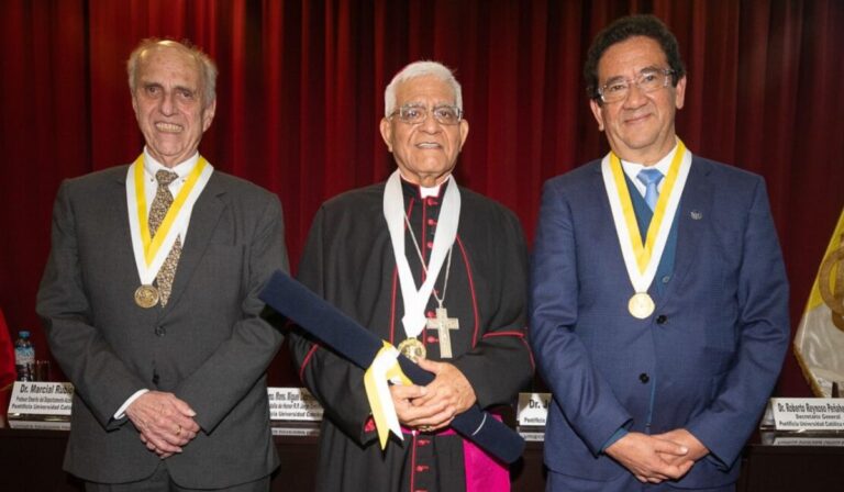 La Pontificia Universidad Católica del Perú otorga su máxima distinción a Mons. Miguel Cabrejos por su compromiso con la Iglesia, la educación y el país