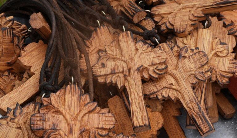 Un signo de comunión y esperanza: las cruces amazónicas para los obispos