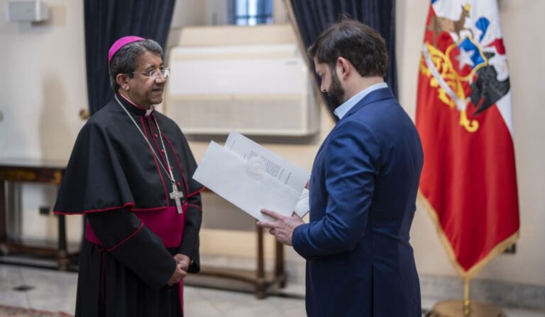 Mons. Kurian Mathew Vayalunkal presenta sus Cartas Credenciales al Presidente Gabriel Boric como nuevo Nuncio Apostólico en Chile