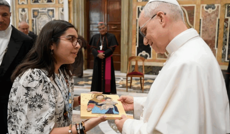 Jóvenes peruanos sostienen emotivo encuentro con León XIV en el marco del Jubileo