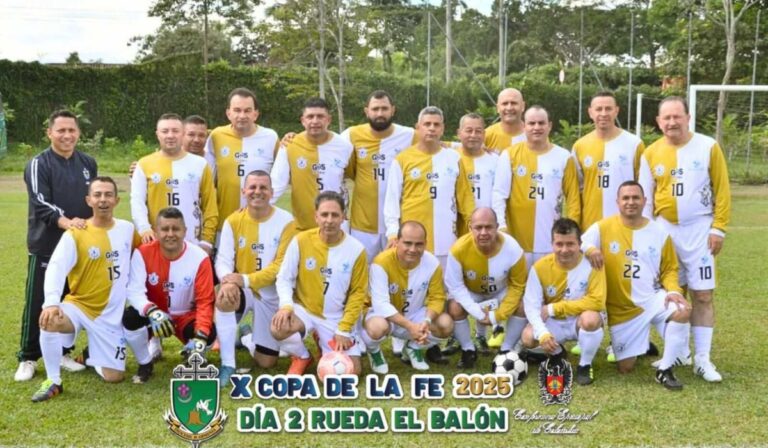 En Colombia, un arzobispo se calza los guayos y se la juega en la Copa de la Fe