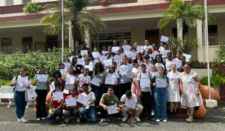 53 adolescentes se certifican como agentes de cambio en la primera Escuela de Liderazgo en República Dominicana