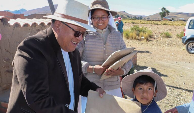 Bolivia: Prelatura de Corocoro entrega kits escolares para niños y jóvenes de comunidades rurales