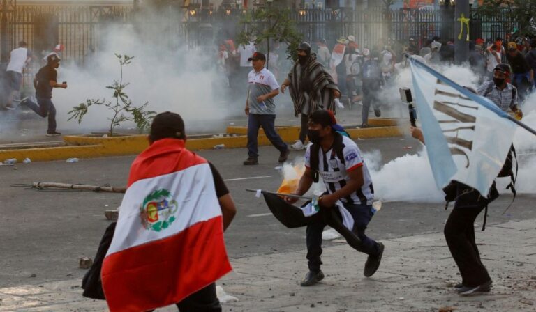 Protestas dejan un muerto y más de cien heridos en Perú. «La violencia nunca genera justicia», advierte la Iglesia