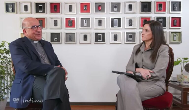 Innovador, directo y sin miedo a la prensa: así piensa y actúa el cardenal Fernando Chomali