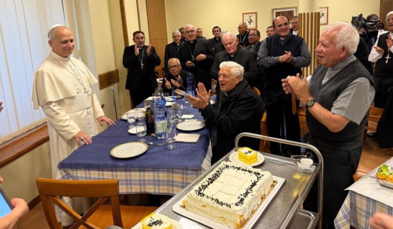 Visita ad limina: León XIV irrumpe con alegría en almuerzo de obispos peruanos