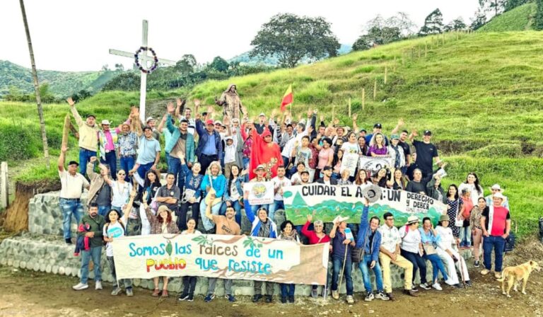 Campesinos de Jericó bendicen monumento a Santa Laura en medio de la defensa del territorio frente a la minería