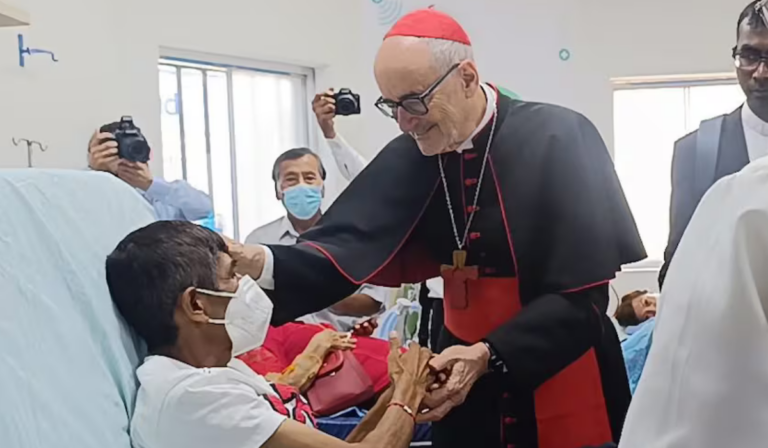 Cardenal Michael Czerny comparte con enfermos y personal sanitario en hospital de Chiclayo