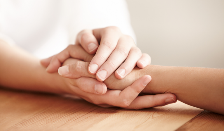 “Nadie desciende a sus propios infiernos si no es de la mano del amor”: El poder del acompañamiento en el podcast ‘La Vida como Viene’