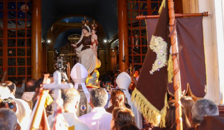La Virgen del Carmen de La Tirana vuelve a su altar y renueva la esperanza del norte chileno