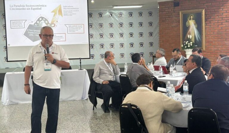 Encuentro Camex analiza crisis regional marcada por exclusión, violencia, migración y deterioro institucional