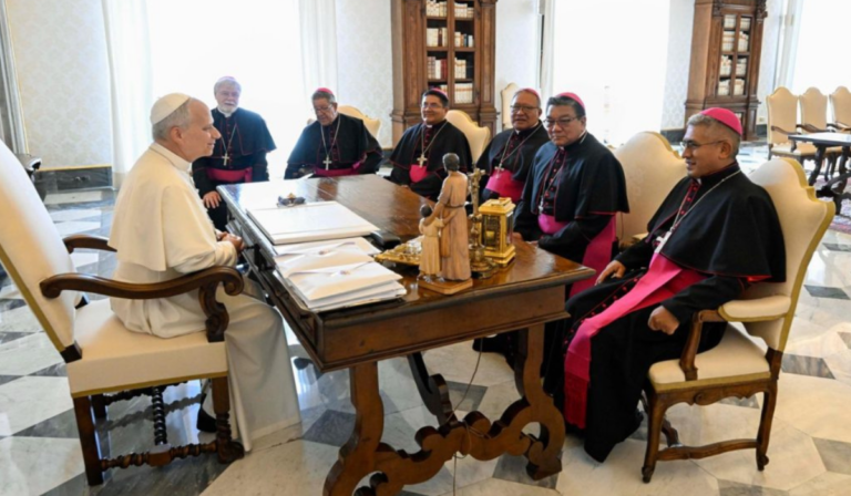 “No estamos ante un debate de políticas humanas, sino ante la urgencia de salvar vidas”, afirman los obispos de Bolivia en apoyo al Papa