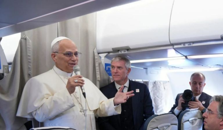 “Lo digo para todos los líderes del mundo: intentemos acabar con las guerras y promover la paz y la reconciliación”: Papa León XIV en vuelo a África