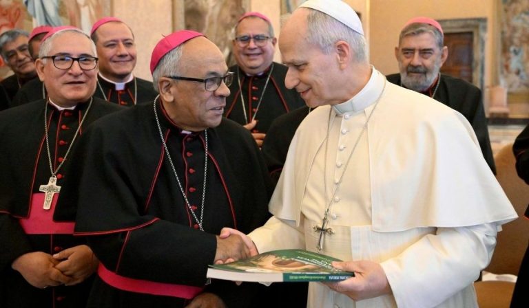 Episcopado peruano celebra aniversario de León XIV: Un compromiso en defensa de la paz